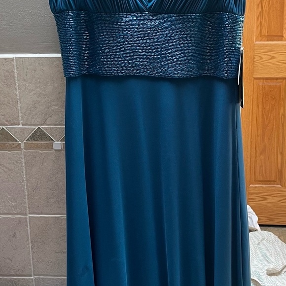 NWT deep turquoise blue formal beaded dress. Back zipper closure with hook. - Picture 5 of 7
